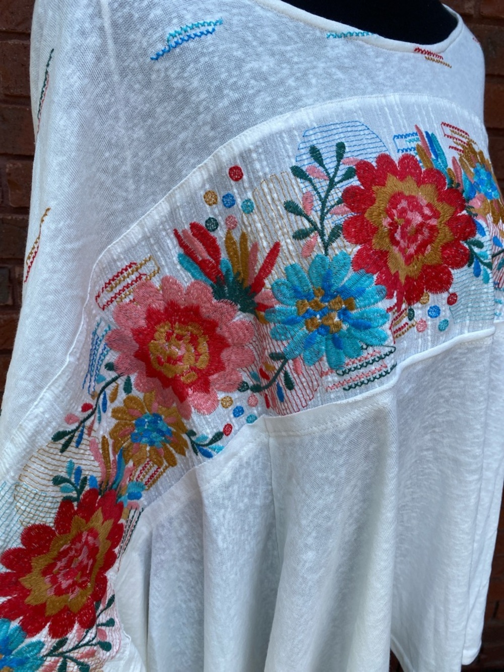 NWT Savanna Jane White Boho Embroidered Floral Poncho Top M/L - Picture 5 of 9